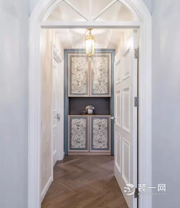 过道尽头特殊定制的柜子,取开门见花之意,清新雅致.